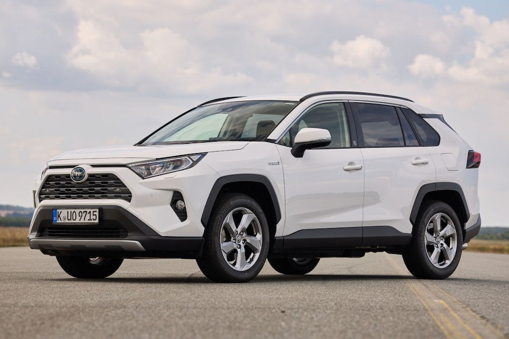 日本の中古車市場で人気が高いトヨタの白いRAV4（SUV）の外観とコンディション