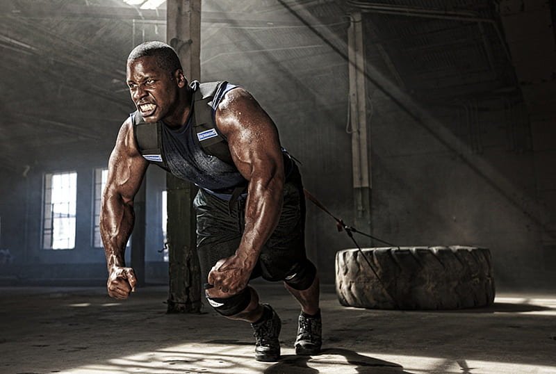 男性機能の回復とテストステロン向上を目指してトレーニングする男性