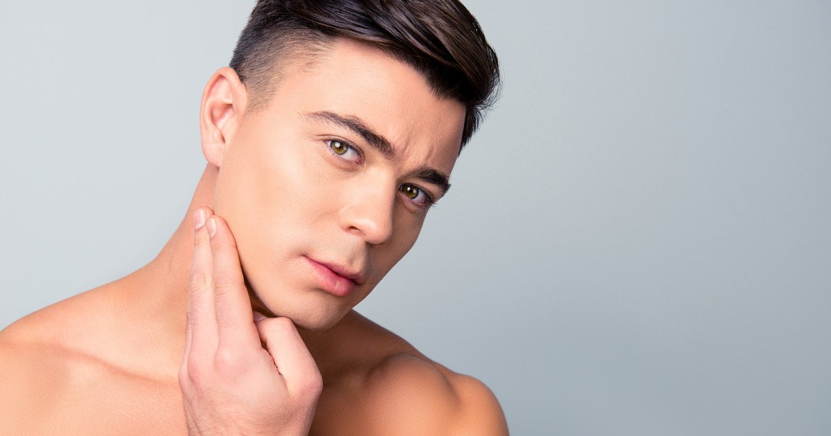 ヒゲ脱毛やメンズ医療脱毛を検討し、肌の調子や髭の濃さを確認している男性のイメージ