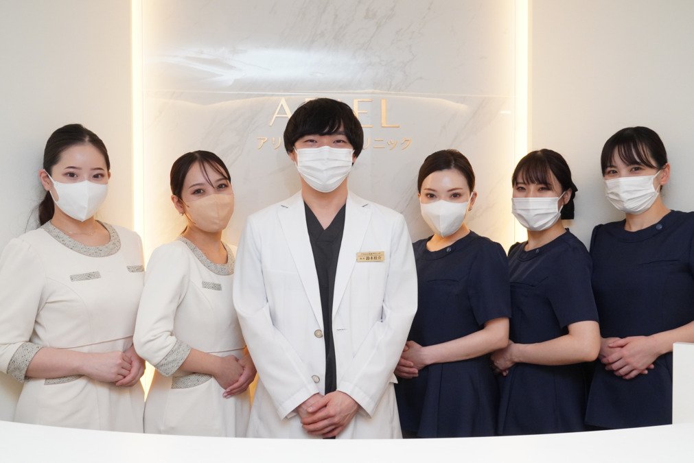 美容クリニックの受付・カウンセラー・医師・看護師のスタッフ集合写真と職場の明るい雰囲気