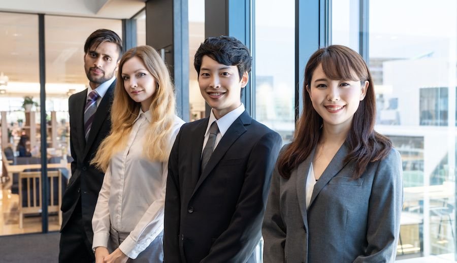 多国籍な社員が活躍する外資系オフィスの様子とキャリアアップを目指すビジネスパーソン