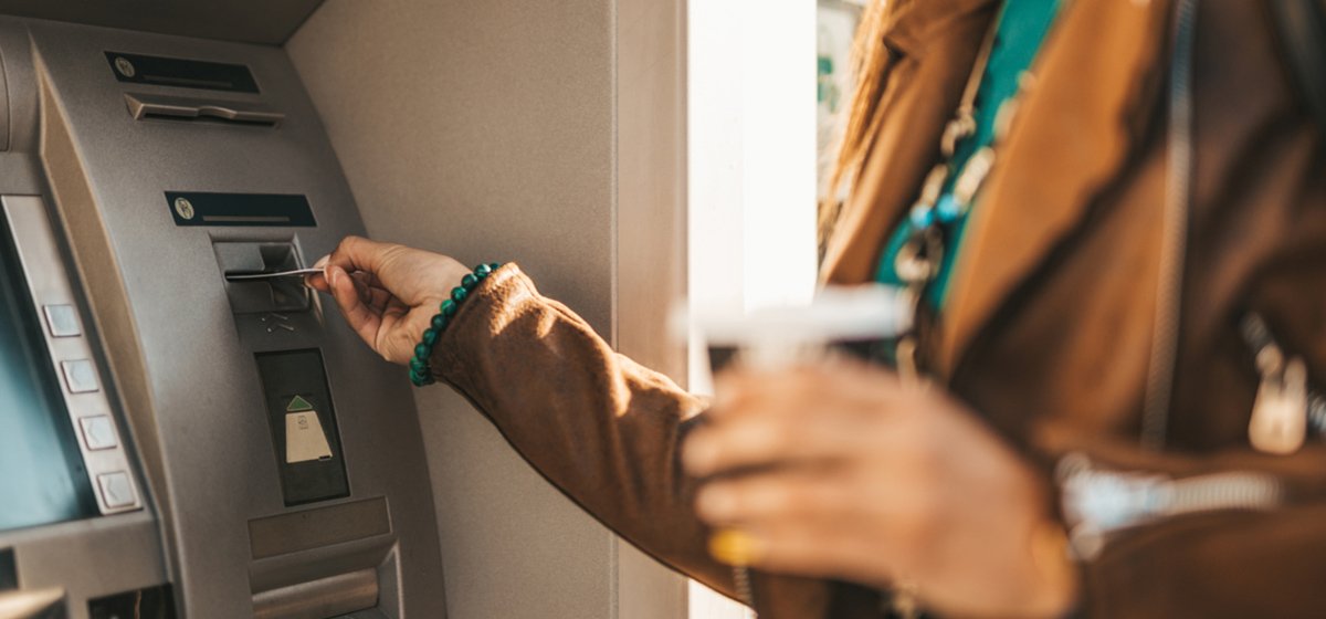 ATMでカードローンを利用する手元：コンビニや銀行ですぐに借入・返済ができる利便性
