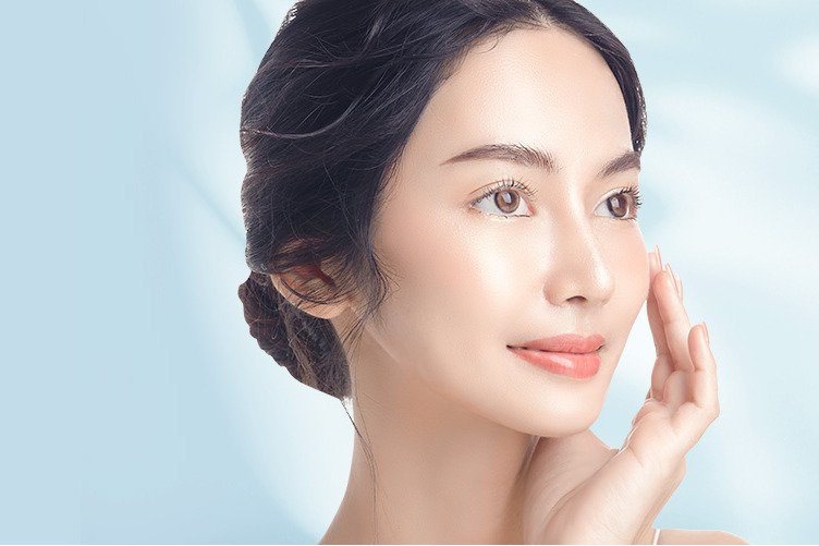 自然な仕上がりの美容注射と美肌の女性